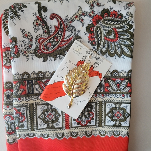 Vintage Italian Scarf & Leaf Scarf Clip ~ 1970s-1980s? ~ Pretty Paisley Pattern - Picture 7 of 16